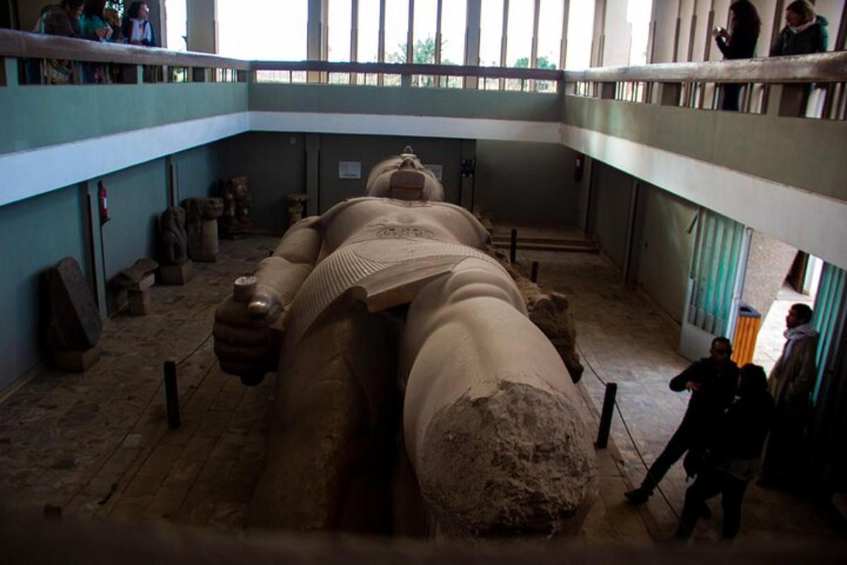 una grande statua in un museo con la gente che la guarda
