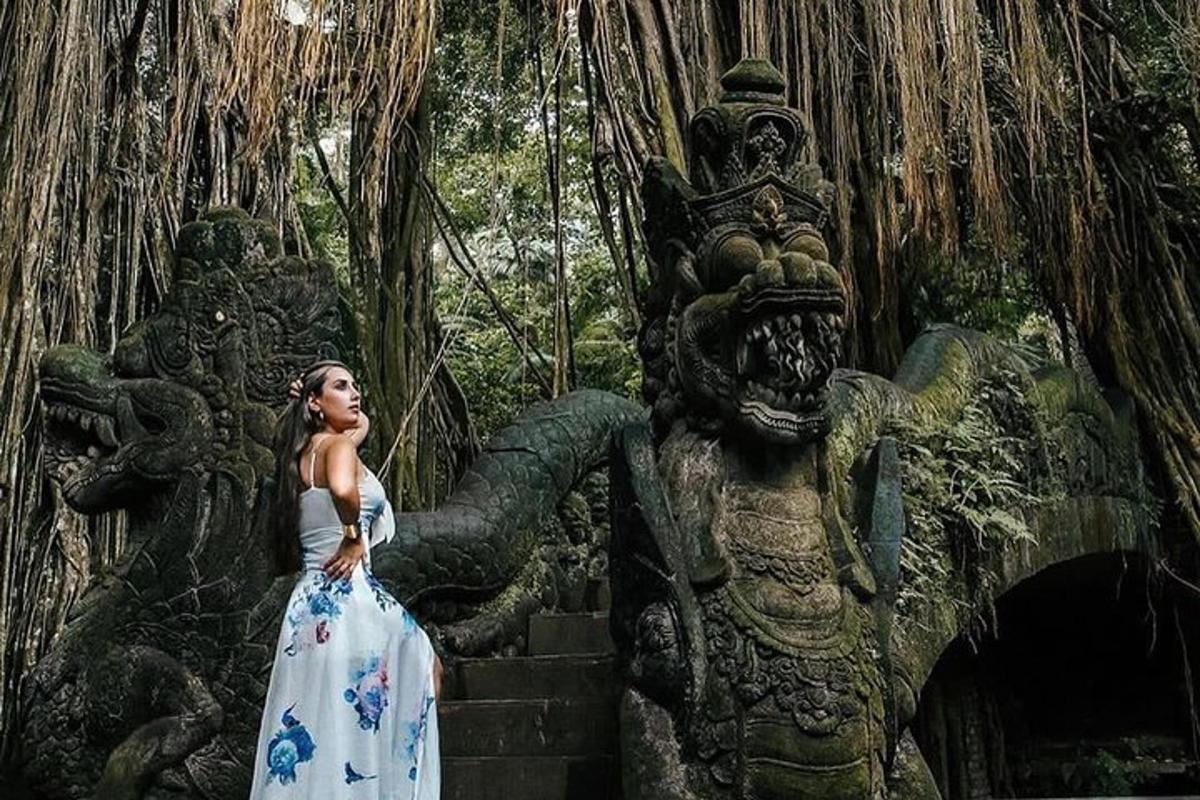 một người phụ nữ đang đứng trước một bức tượng