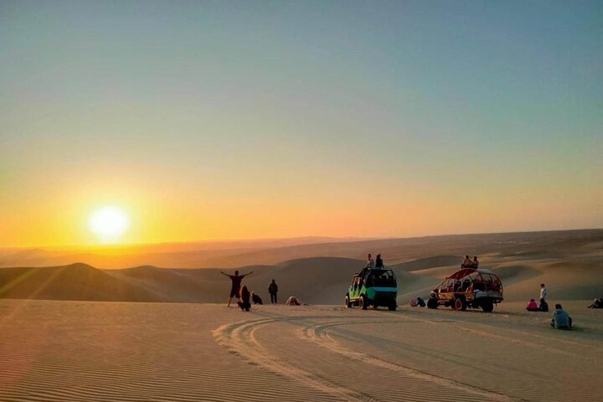 un gruppo di persone nel deserto al tramonto