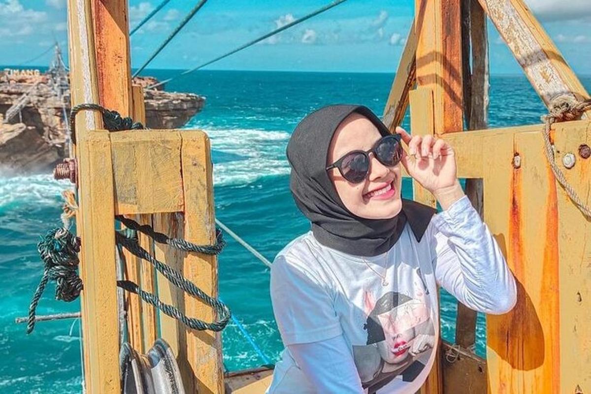 una donna in piedi su una barca nell'oceano