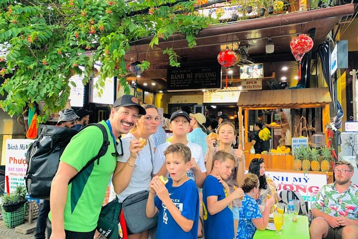 un gruppo di persone in piedi davanti a un camioncino di cibo