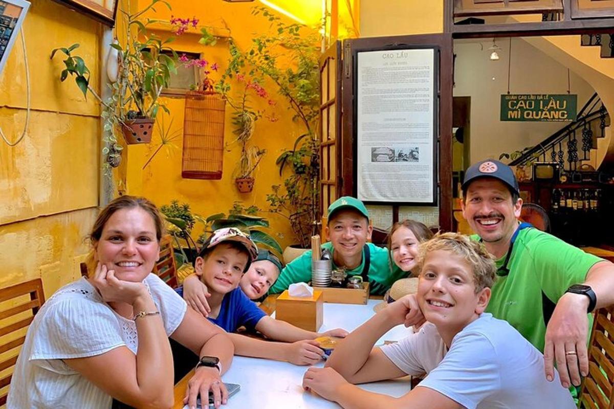 un grupo de personas sentadas en una mesa
