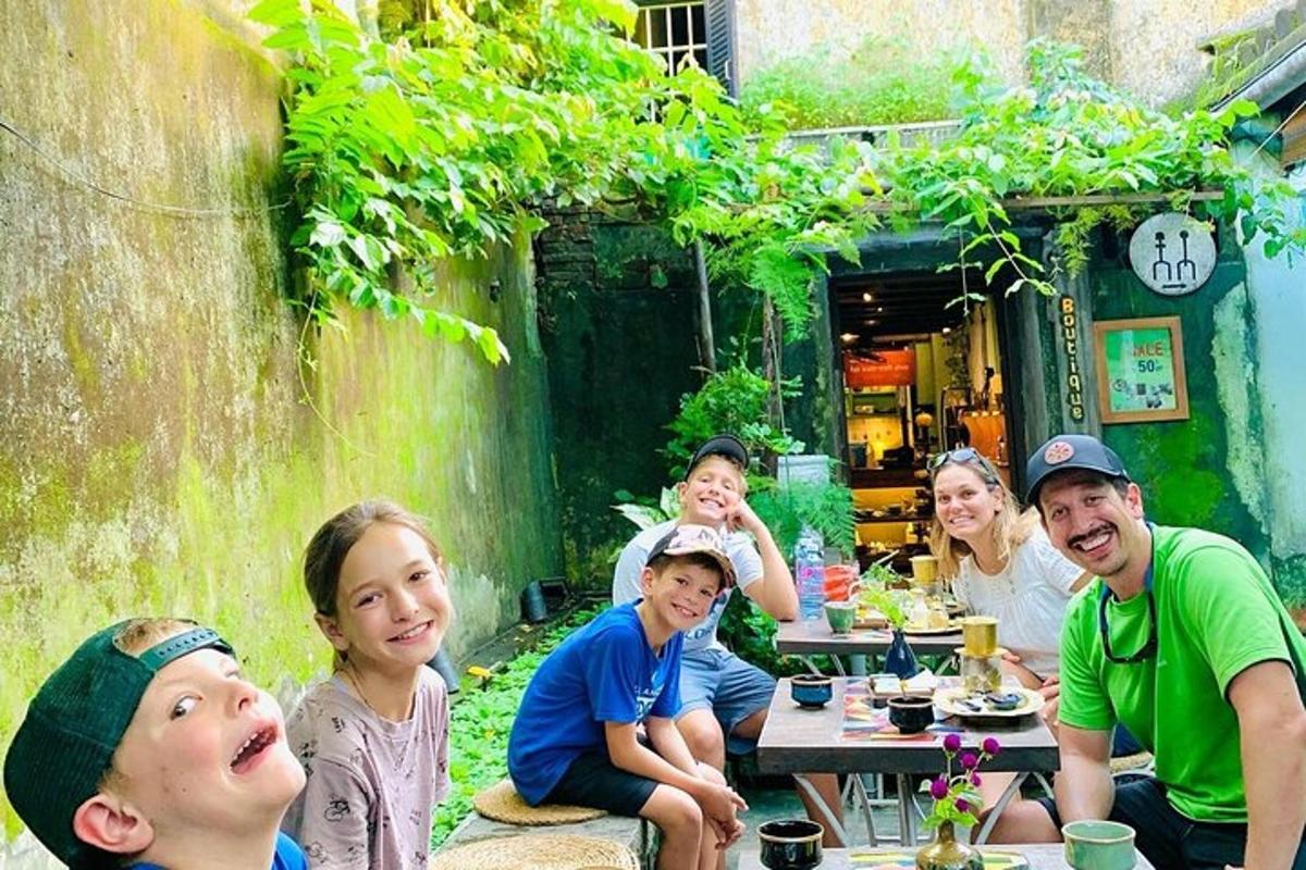 un gruppo di persone sedute a un tavolo in un ristorante
