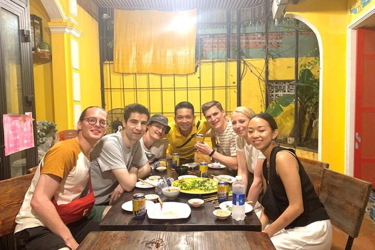 Un grupo de personas sentadas en una mesa comiendo comida