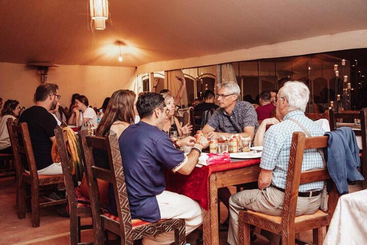 un gruppo di persone sedute a un tavolo in un ristorante