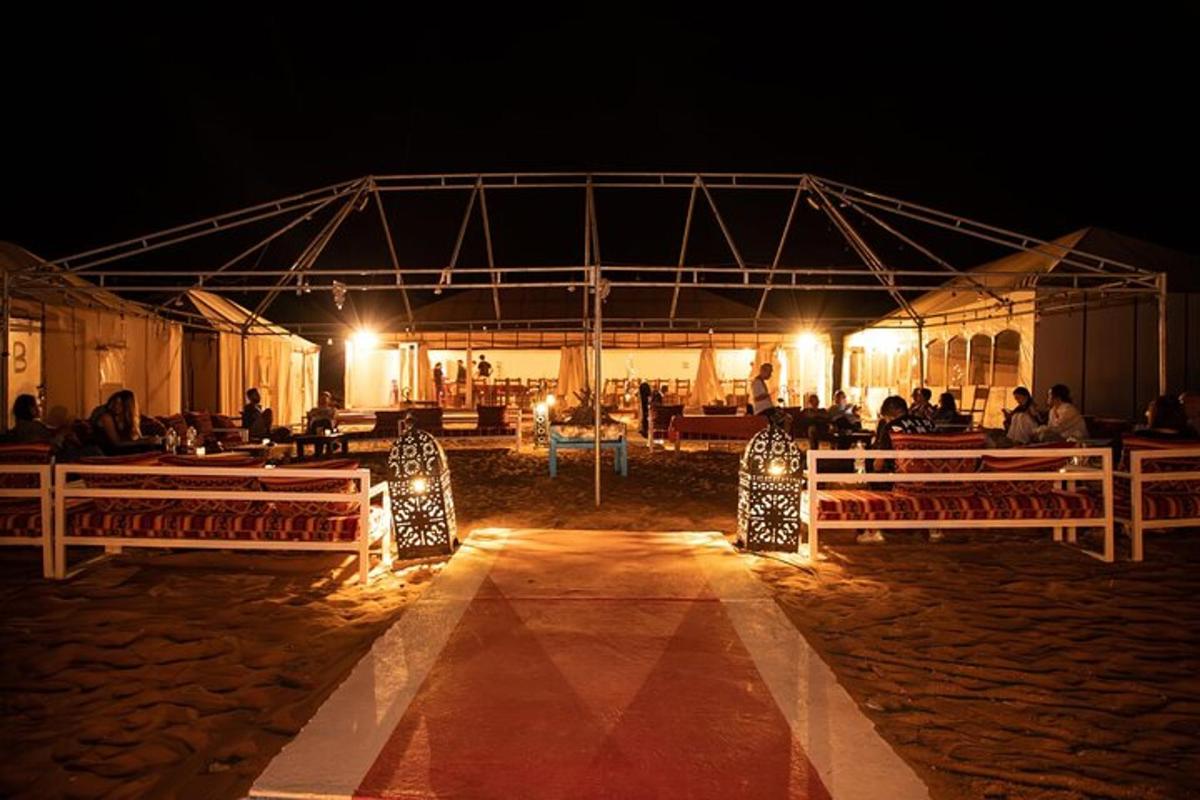 un gruppo di persone sedute in una tenda di notte