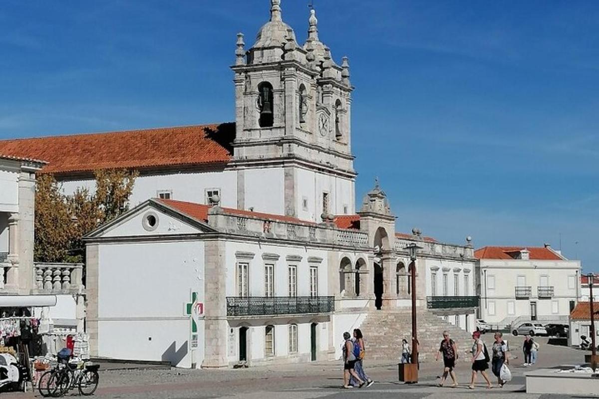skupina lidí jdoucích před kostelem