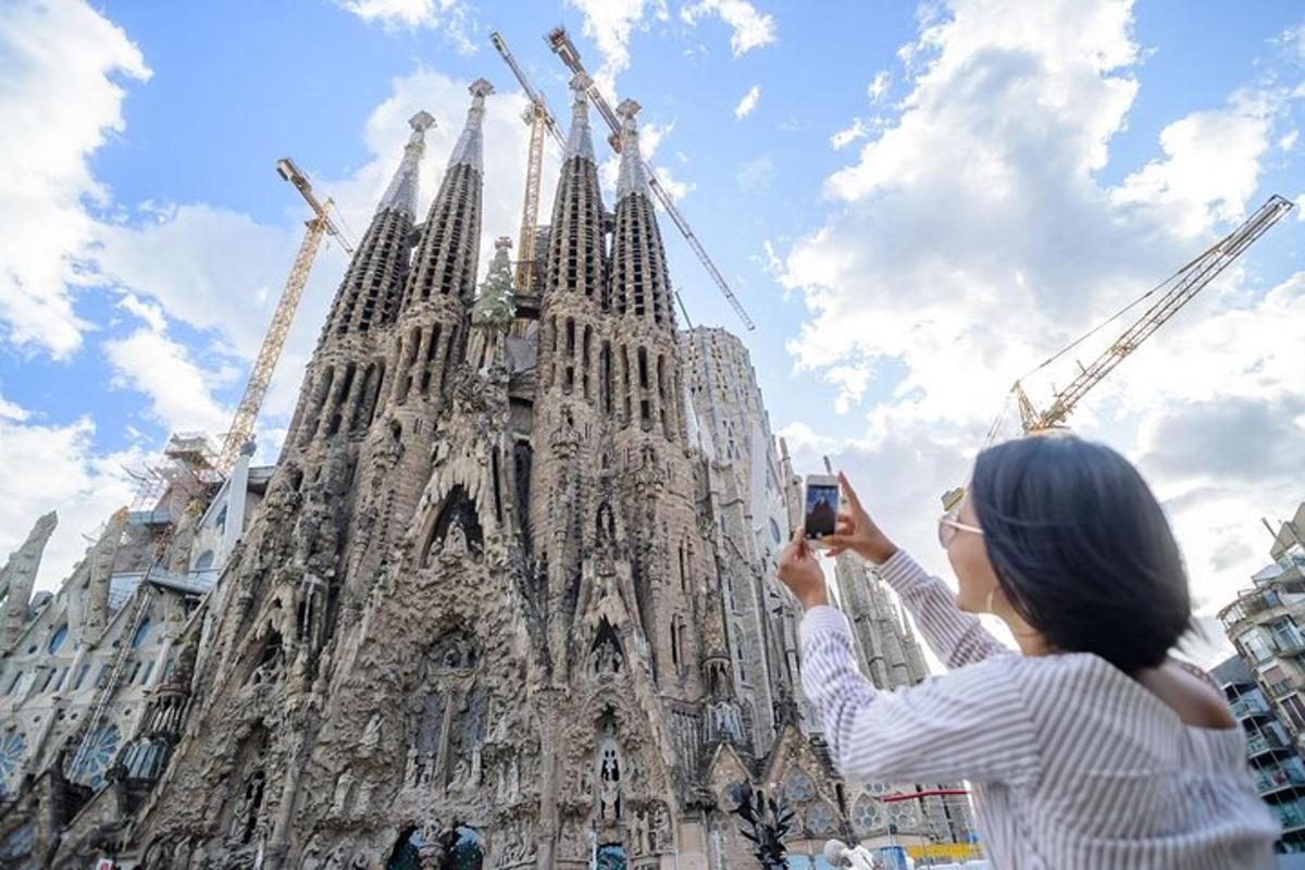 una donna che scatta una foto di una cattedrale