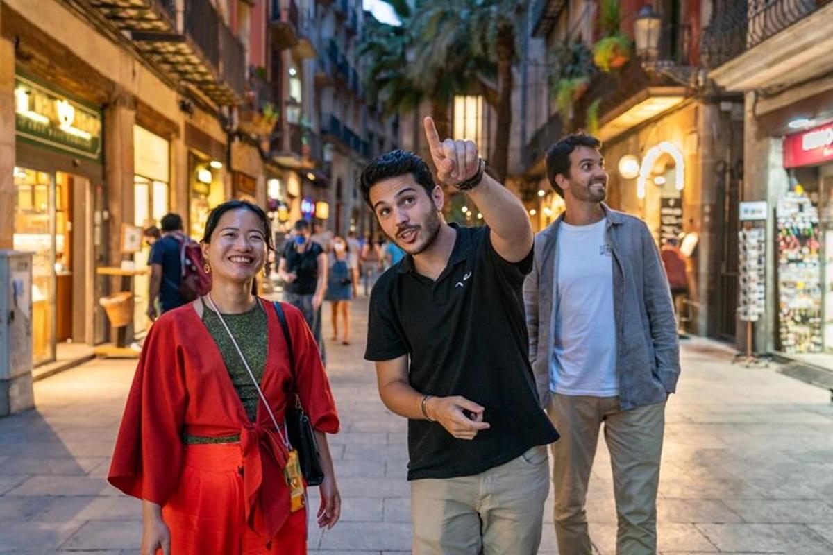 un gruppo di tre persone che camminano lungo una strada