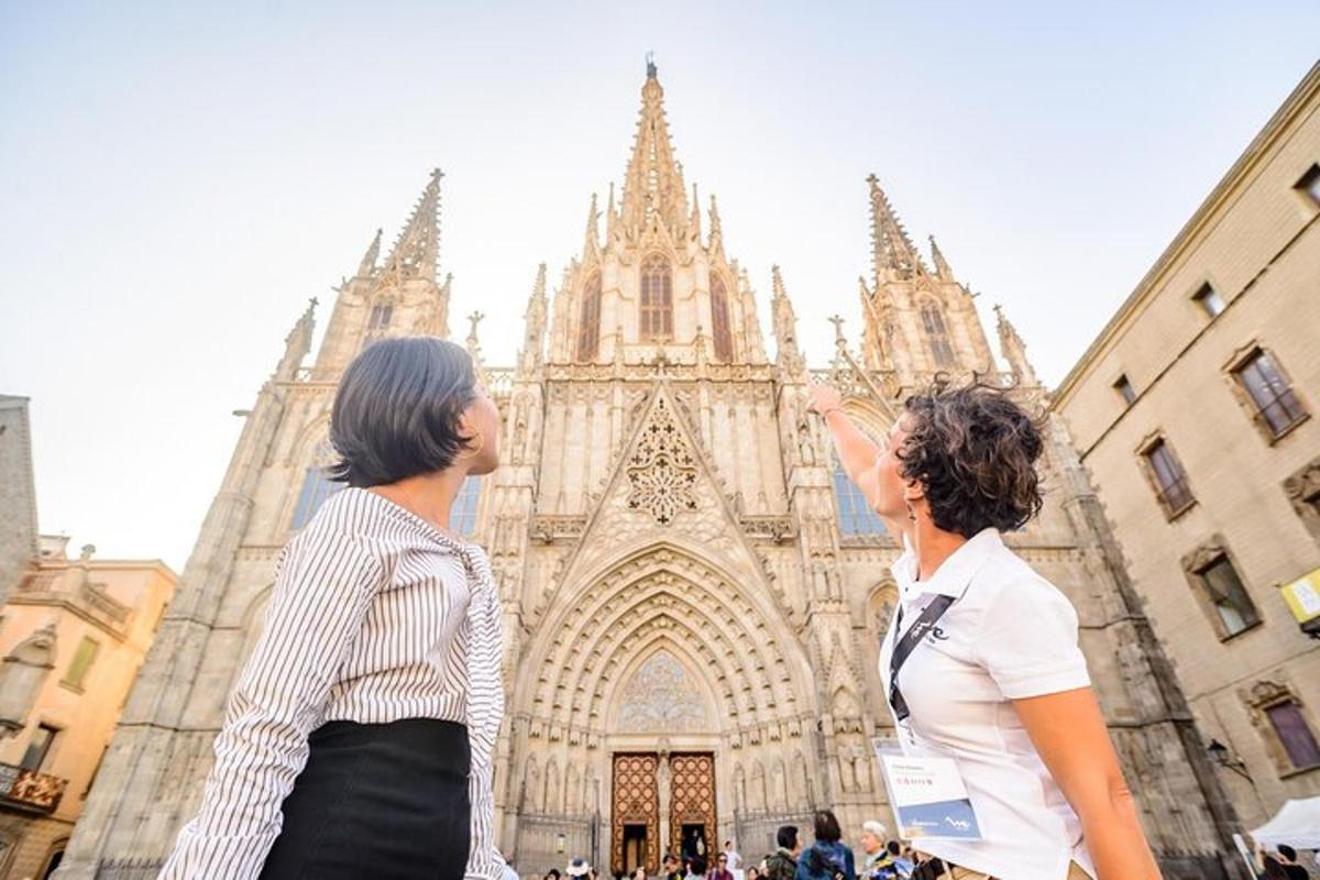 due donne in piedi davanti a una cattedrale