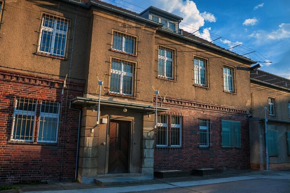 een oud bakstenen gebouw met een deur ervoor