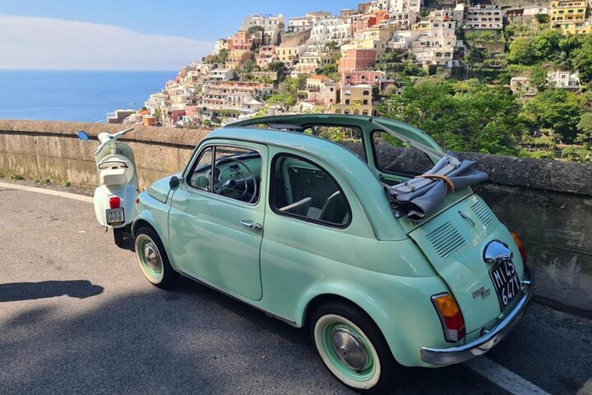 una piccola macchina blu parcheggiata sul ciglio di una strada
