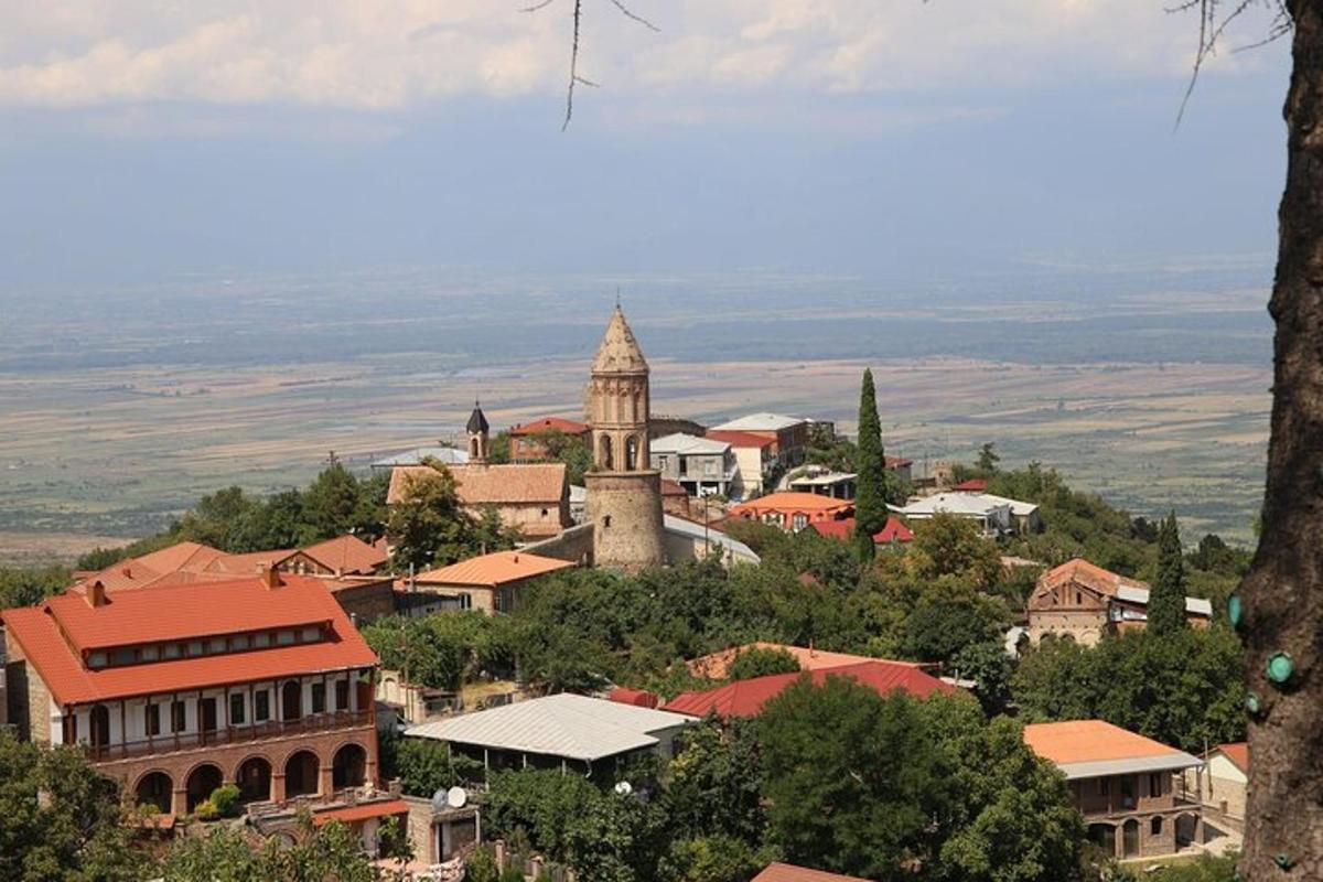 saat kulesi olan bir tepedeki kasaba