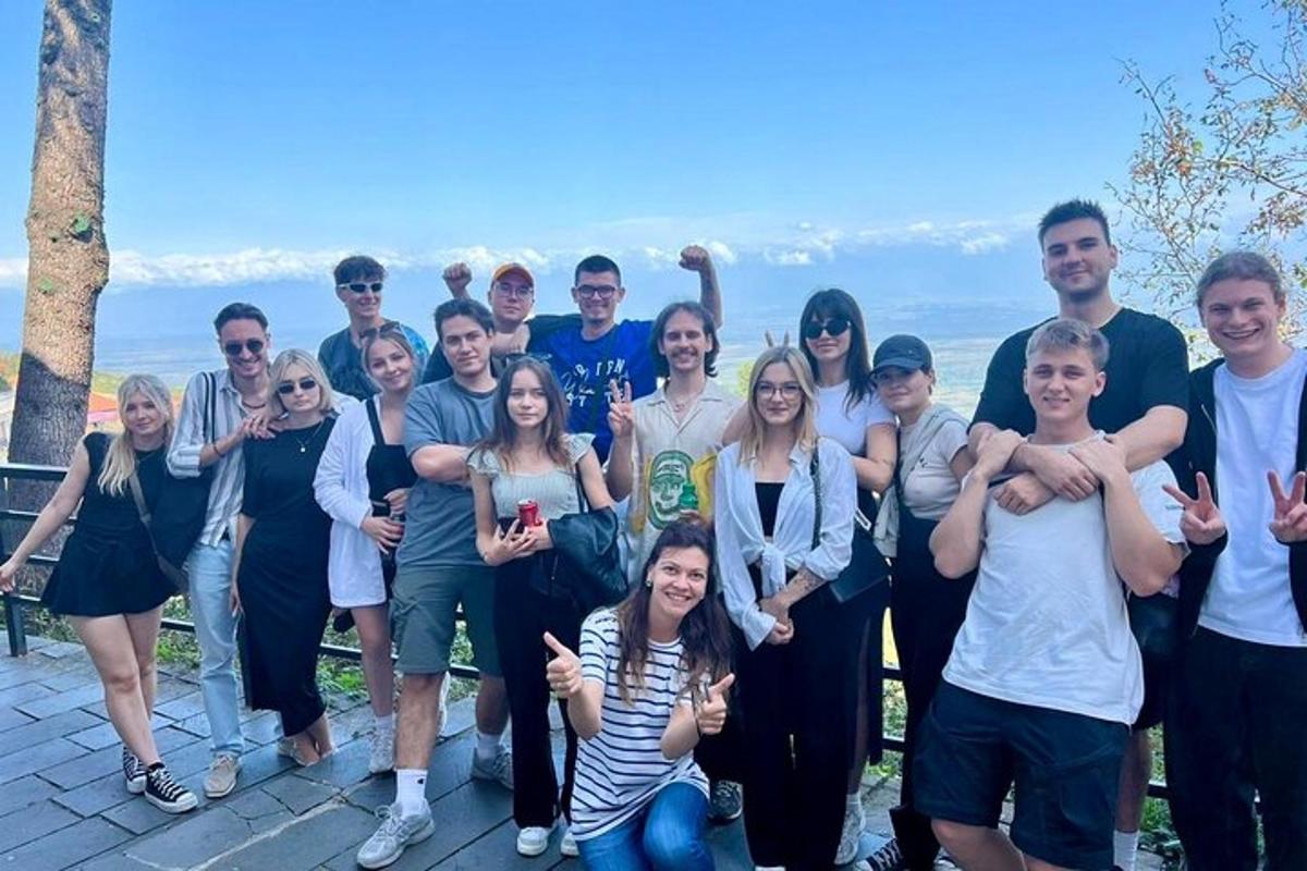 skupina lidí pózujících pro fotografii