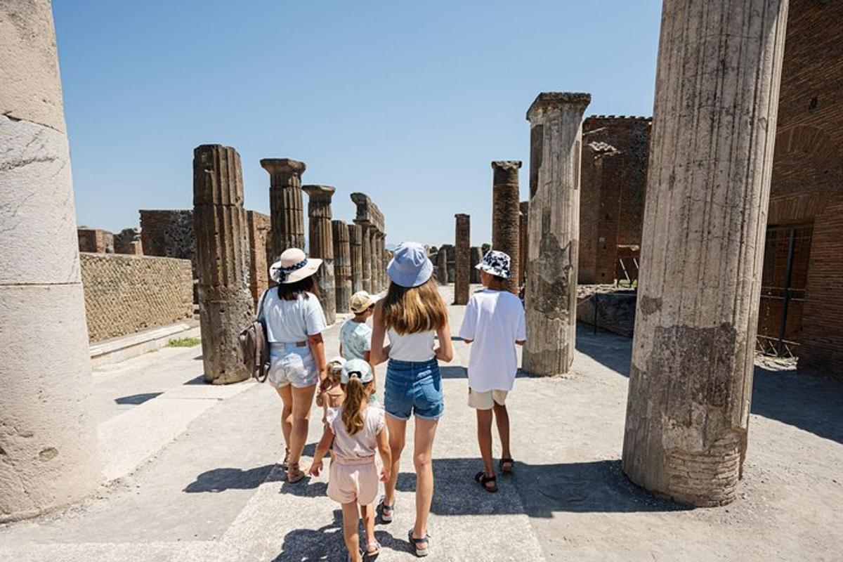 um grupo de pessoas caminhando pelas ruínas