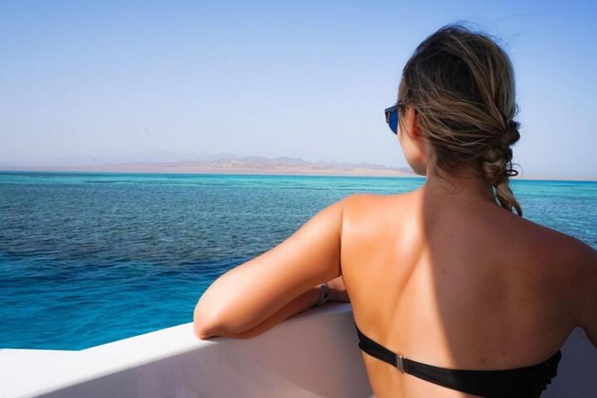 egy bikiniben lévő nő ül egy csónakban a vízben