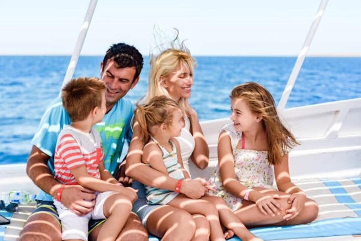 una familia sentada en un barco en el agua