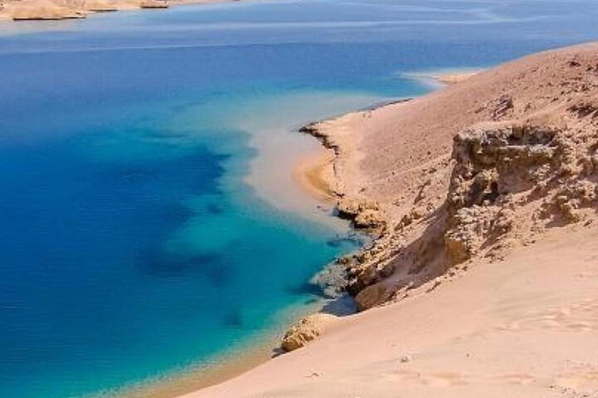 egy légi felvétel egy kék vizű strandról
