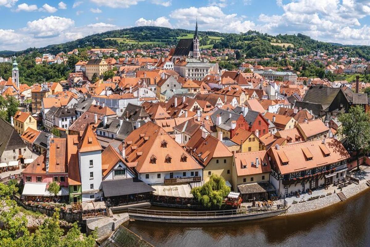 letecký pohled na město na vodě