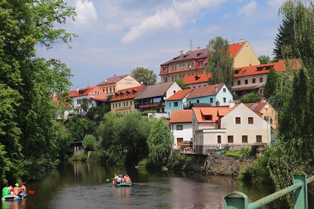 skupina ljudi v čolnih na reki