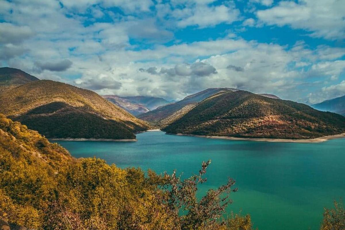 una vista di un grande specchio d'acqua con montagne