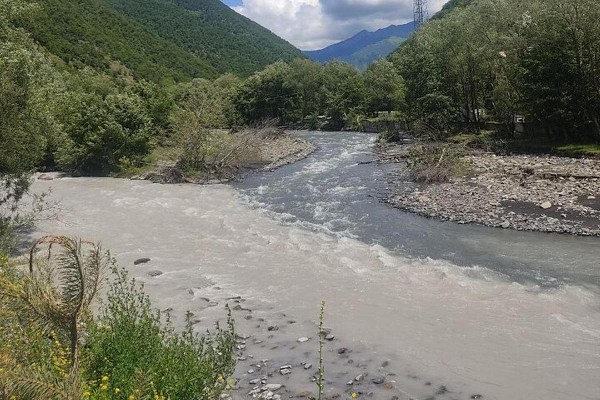 ένα ποτάμι με βράχους στη μέση ενός βουνού