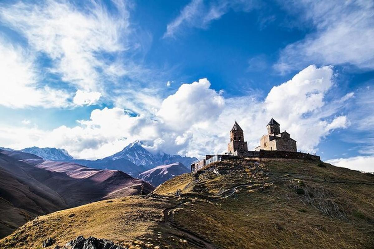 un castello in cima a una montagna