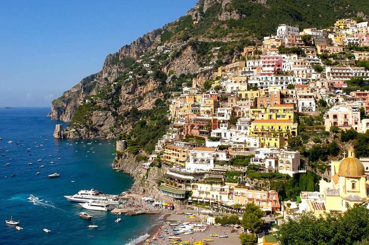 un poble de Positano en un turó amb vaixells a l'aigua