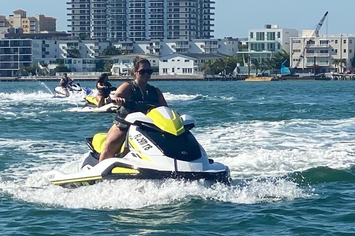 dua orang menaiki jet ski di dalam air