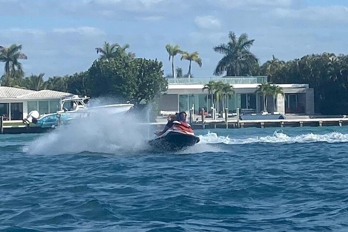 egy személy egy jetski-n a vízben