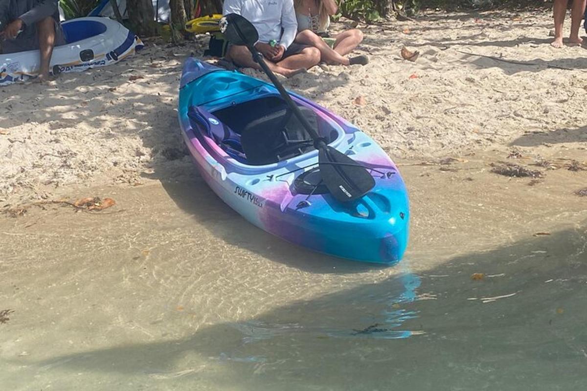kayak biru duduk di atas pasir di pantai