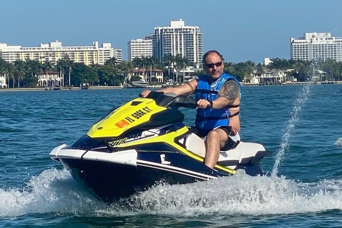 seorang lelaki menaiki jet ski di dalam air