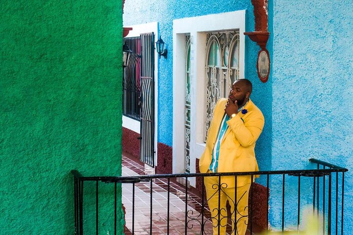 um homem falando ao celular em frente a um prédio
