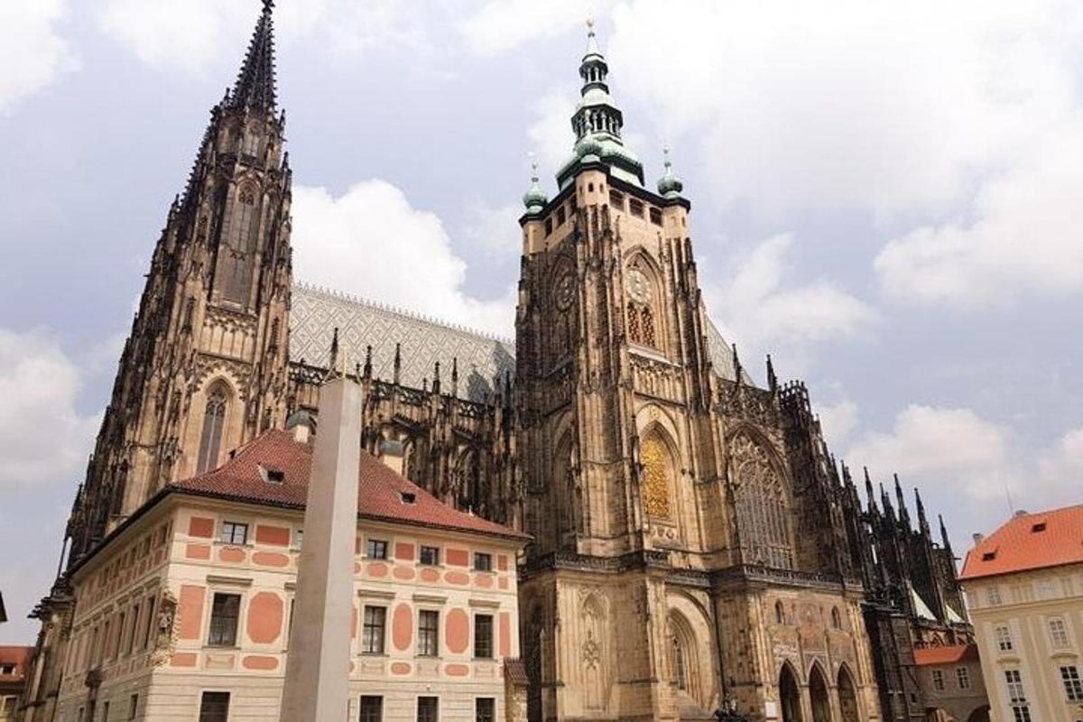 eine große Kathedrale mit zwei Türmen und einem Gebäude
