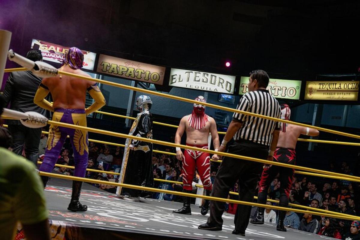 um grupo de homens em pé em um ringue de boxe