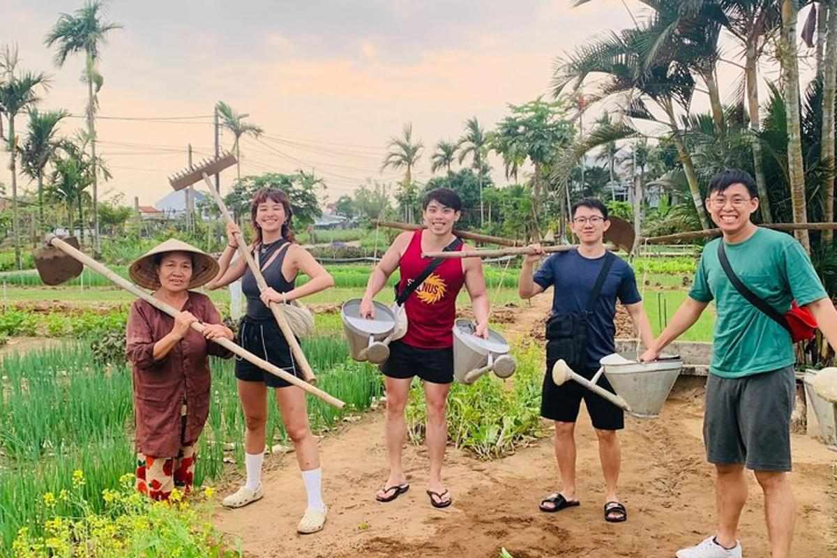 isang grupo ng mga tao na nakatayo sa isang bukid na may mga sagwan