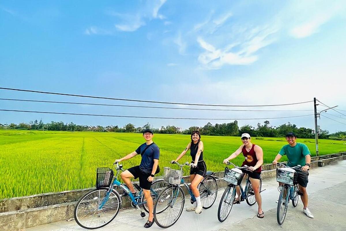 isang grupo ng mga taong nagbibisikleta sa isang tulay