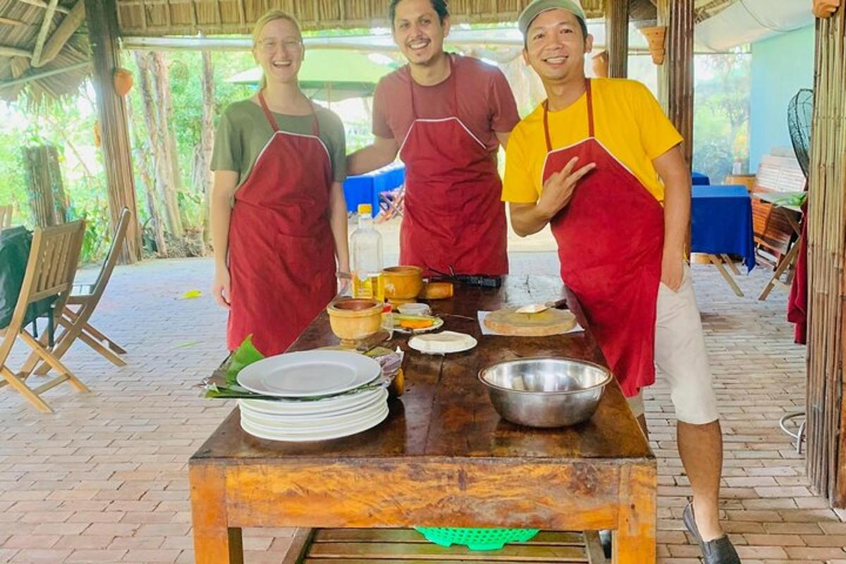 tatlong lalaking nakasuot ng apron na nakatayo sa harap ng isang mesa