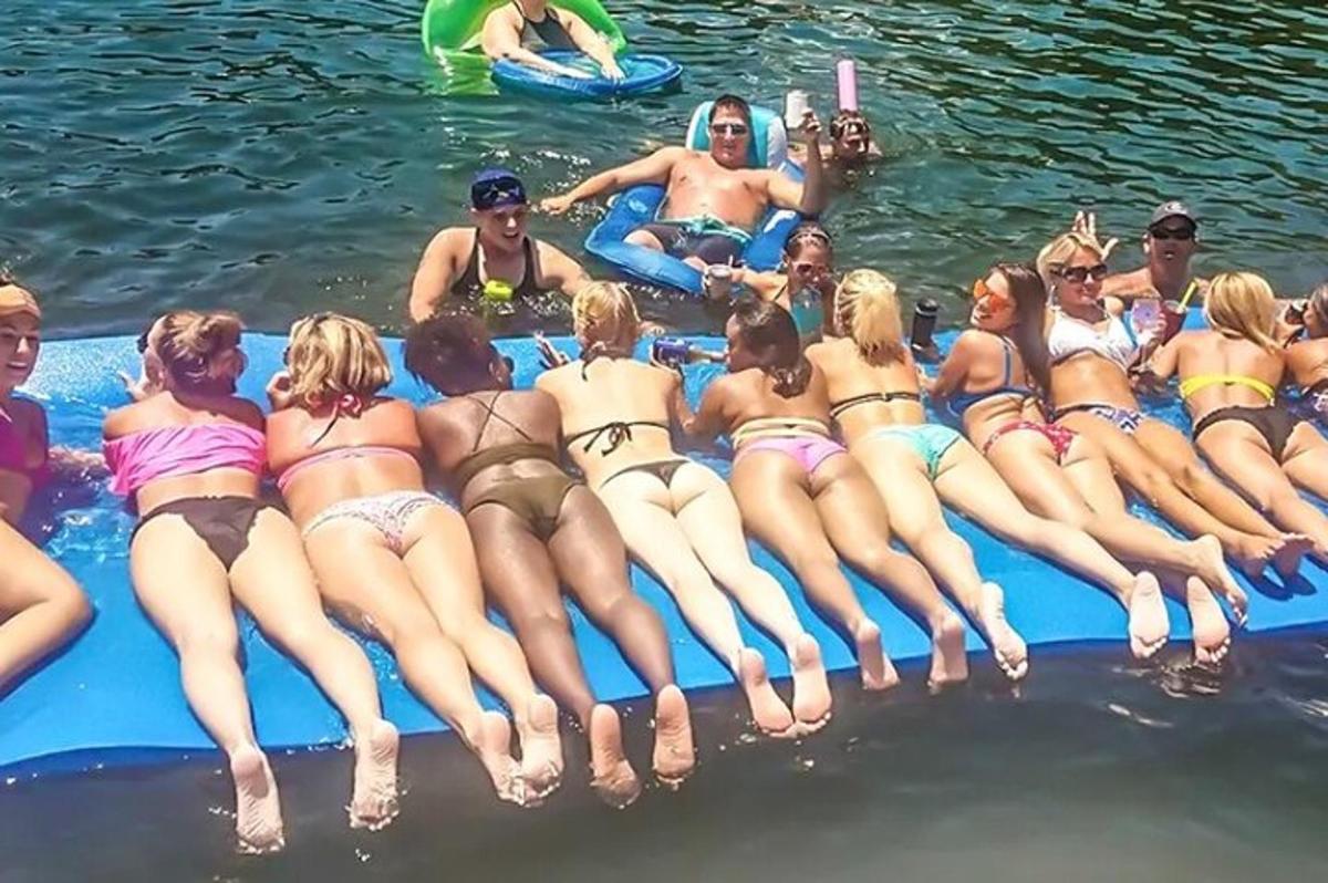 un grupo de personas en el agua en una balsa