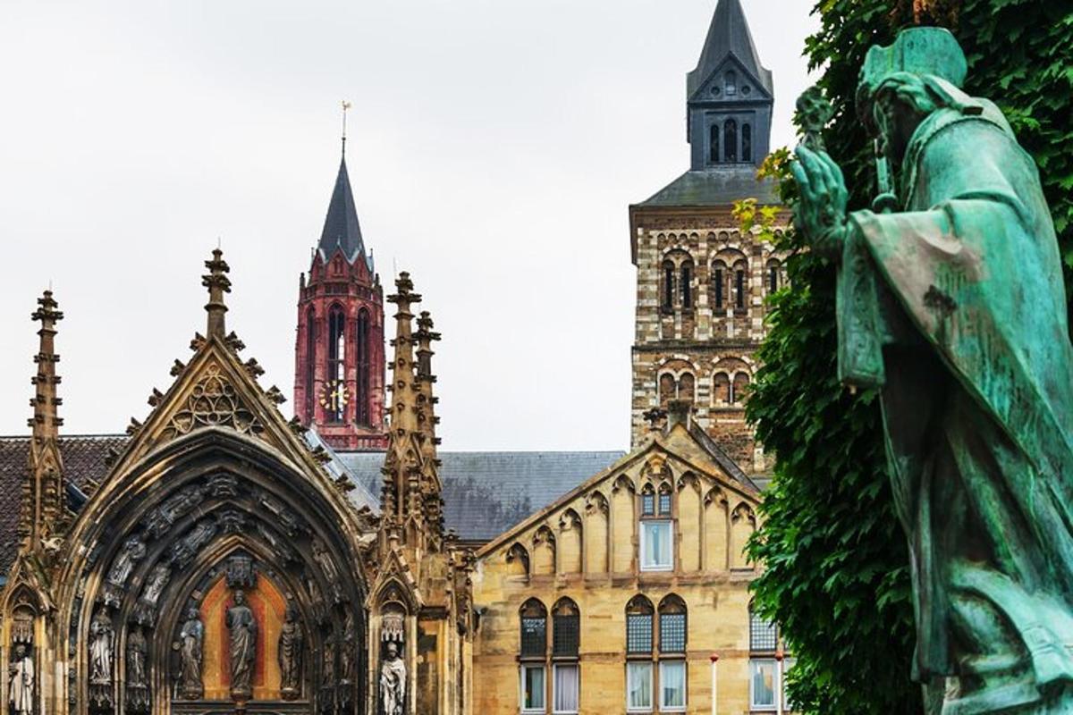 una statua di fronte a un grande edificio