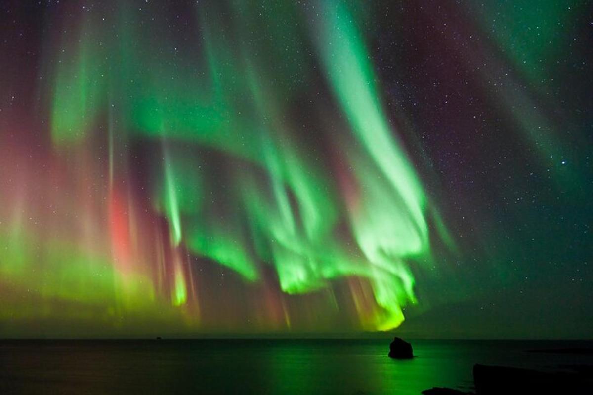 un'immagine dell'aurora boreale nel cielo