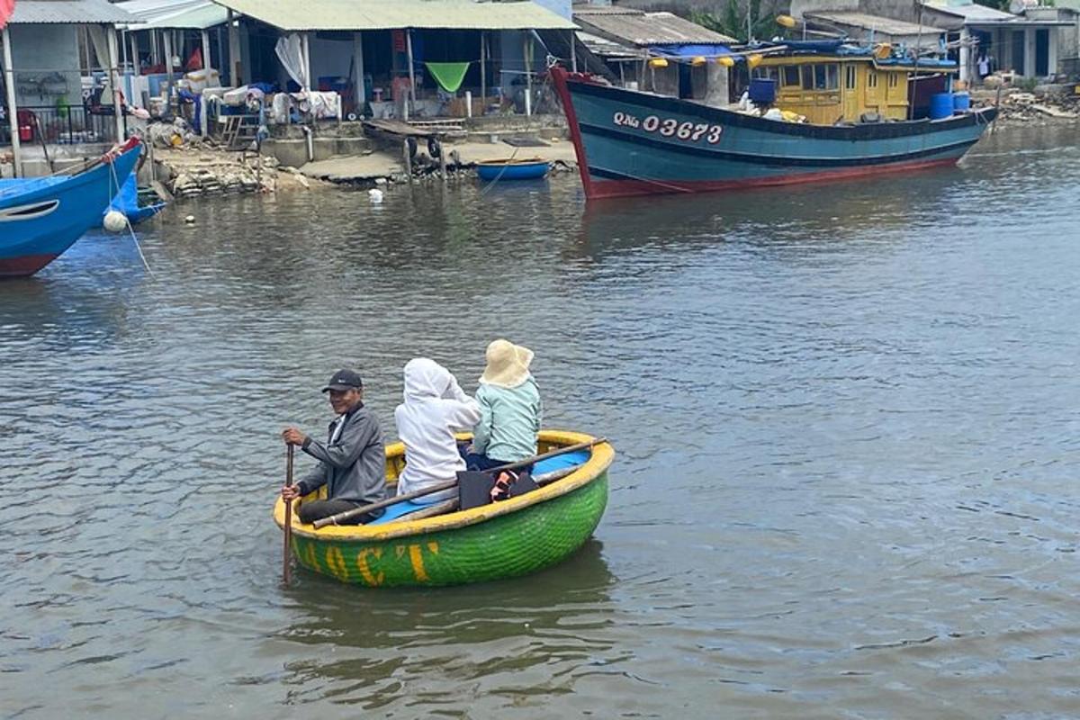 un gruppo di persone su una barca in acqua