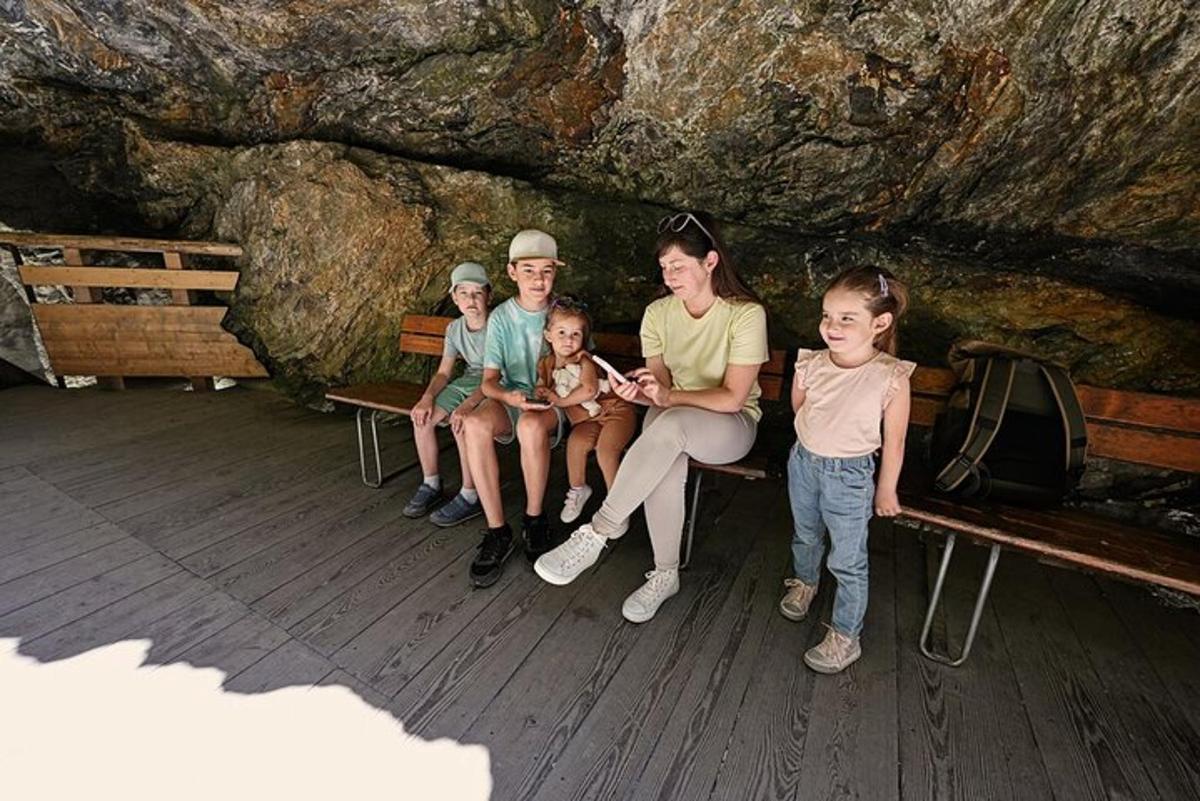 fjölskylda situr á bekk í helli