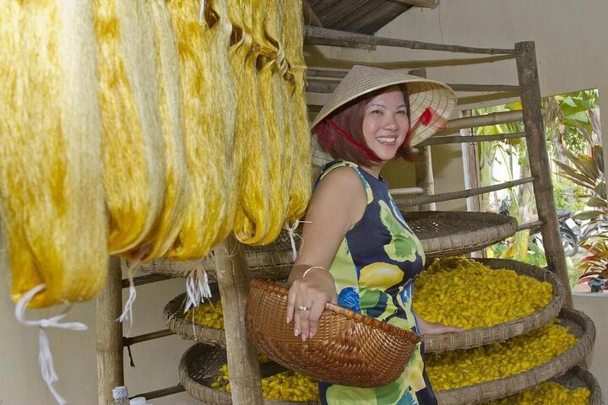 una donna che indossa un cappello in piedi accanto a un espositore di cibo