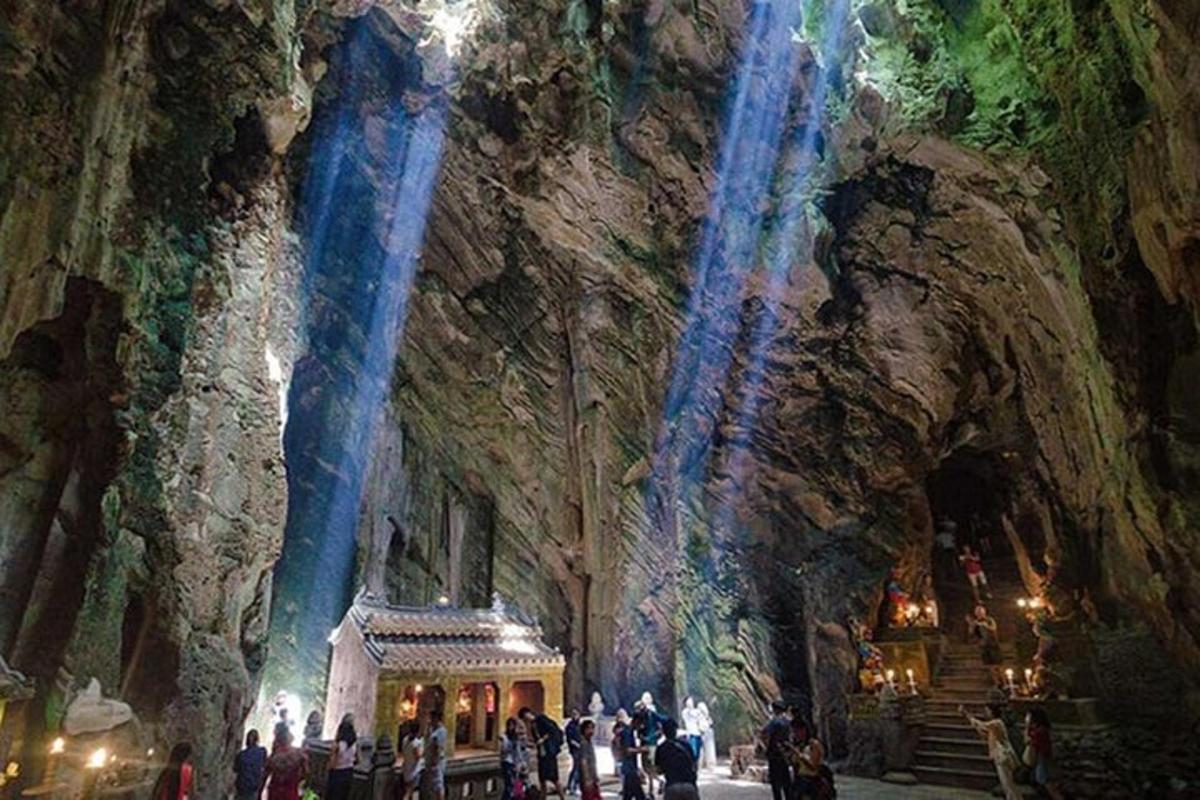 lukisan gua dengan air terjun di gunung