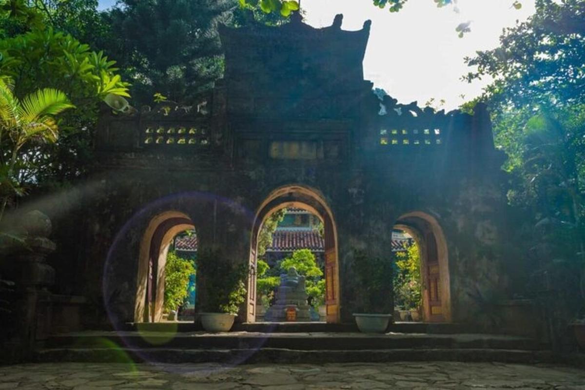 sebuah bangunan dengan gerbang dan air pancut di halaman