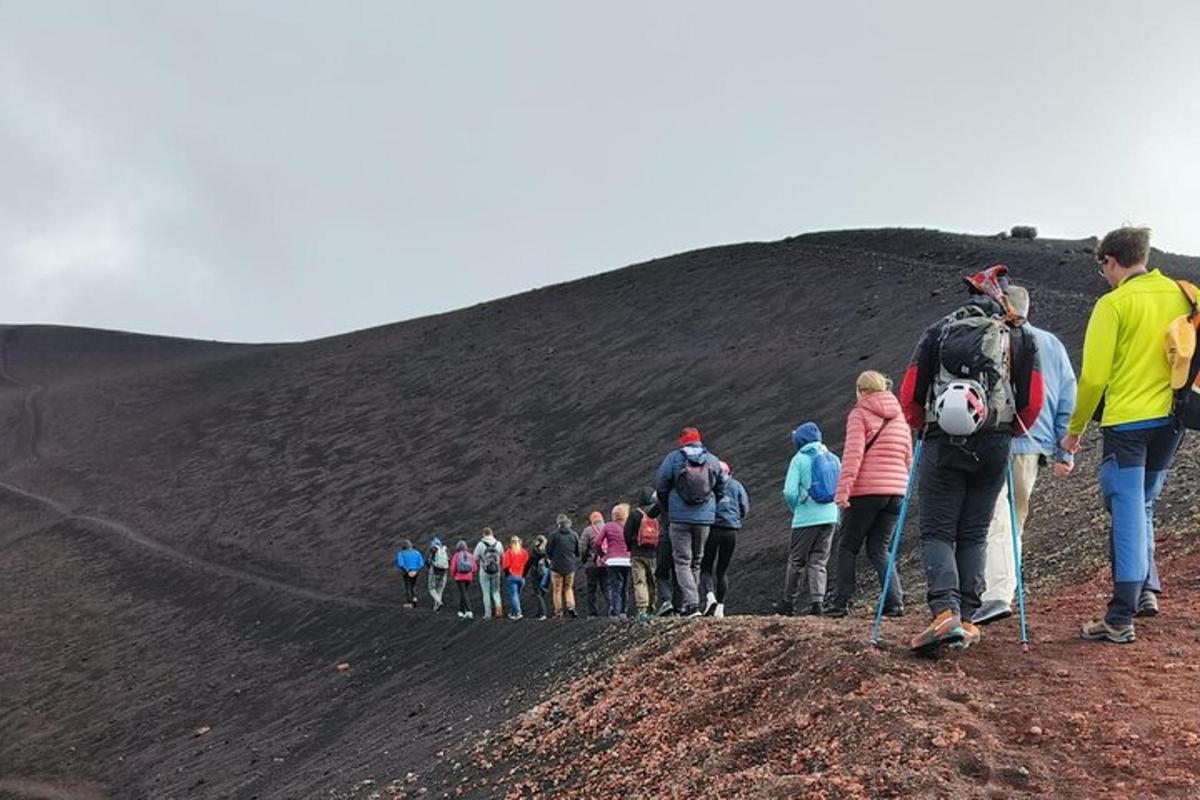 um grupo de pessoas em pé no topo de uma colina
