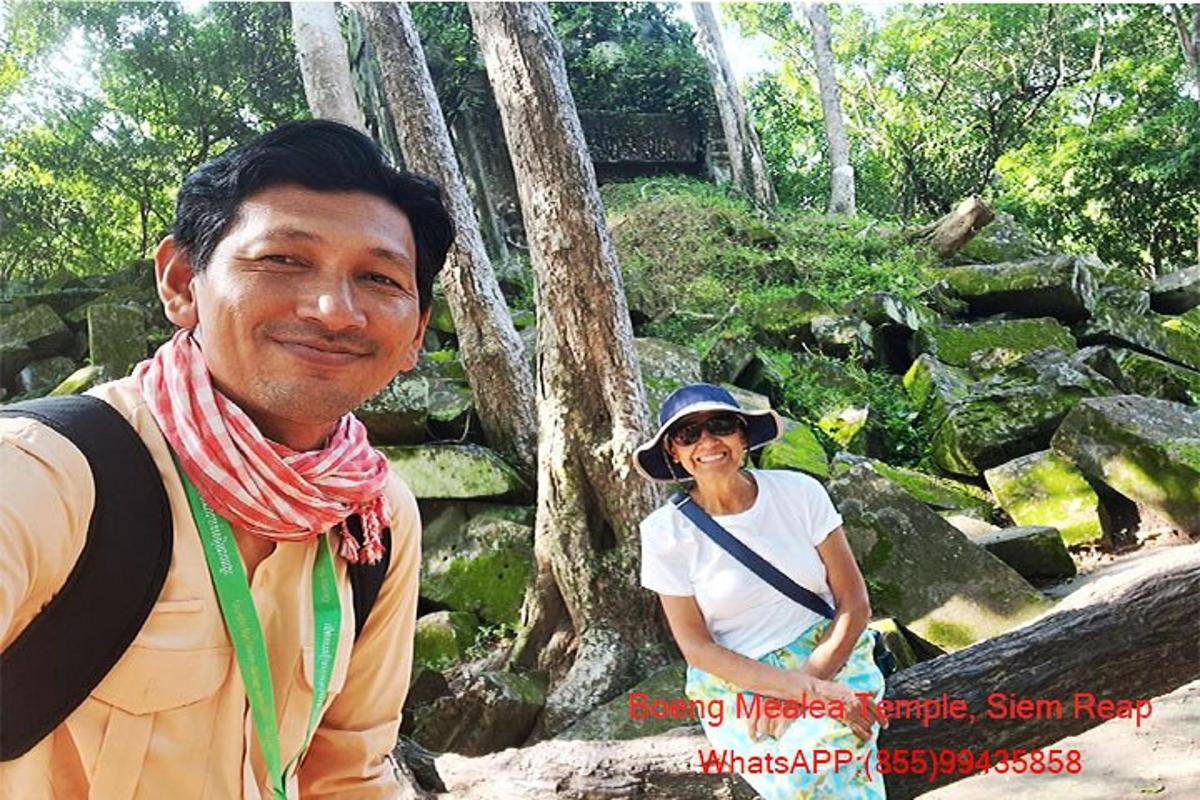 Un hombre y una mujer de pie junto a unas rocas