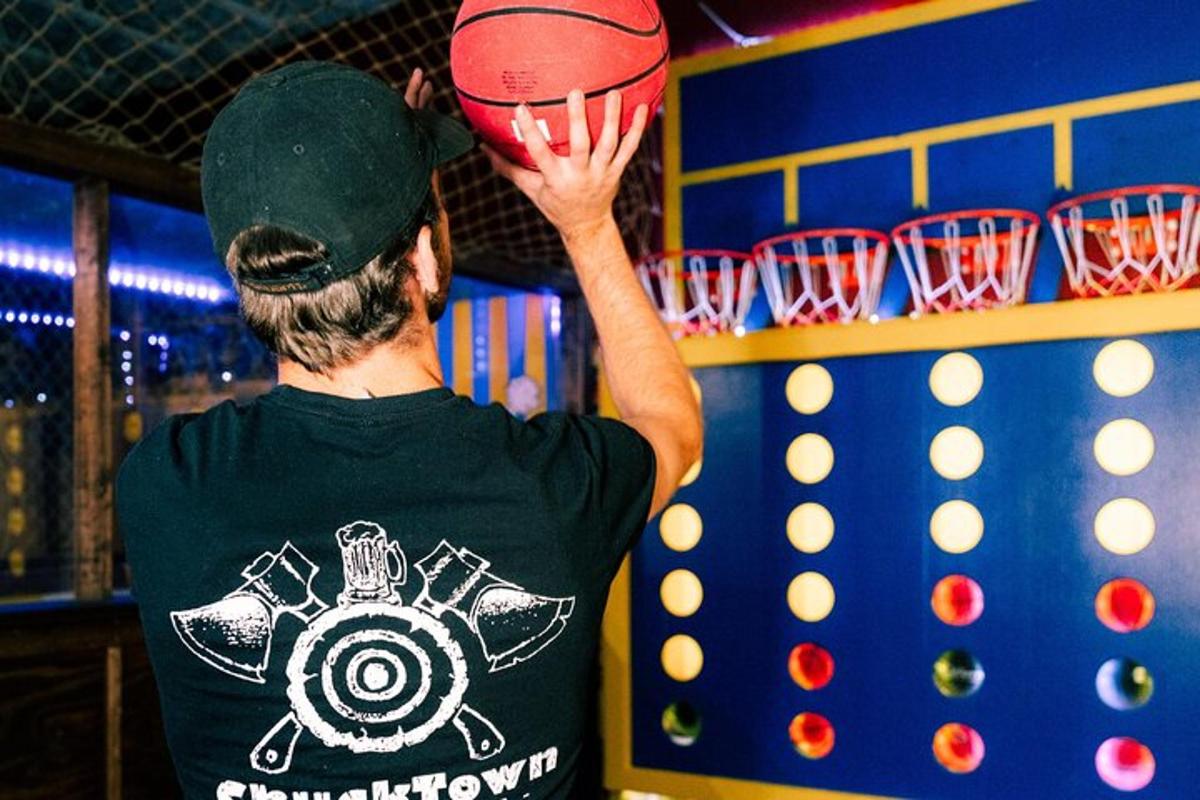 muž drží basketbalovú loptu v telocvični