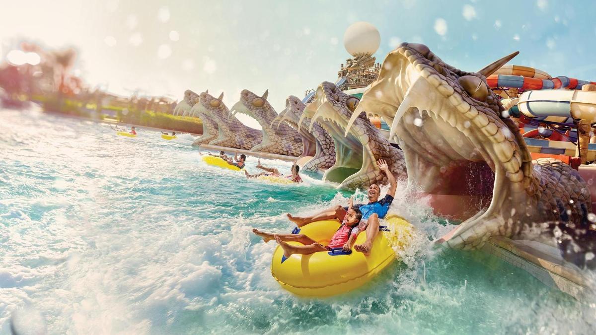 un gruppo di persone che fa un giro su una giostra acquatica in un parco acquatico